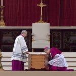 Las imágenes del funeral de Benedicto XVI, el papa “sabio”, despedido por Francisco ante miles de fieles
