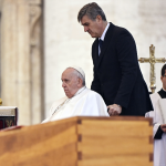 “Ha hecho de usted mi vigilante”: secretario de Benedicto XVI lanza libro que narra las tensiones con el Papa Francisco