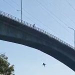 Videos muestran a dos personas saltar sin ningún tipo de protección desde el puente de Río Dulce