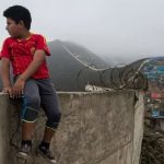 La justicia peruana ordena derribar el polémico muro que separa una de las zonas más ricas de Lima de una de las más humildes