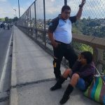 Qué se sabe de la mujer que ha intentado lanzarse en 15 oportunidades del puente El Incienso