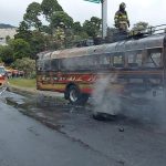 Videos: turba incendia un bus tras un accidente de tránsito en el que falleció una mujer en ruta a San Juan Sacatepéquez