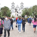 Basílica de Esquipulas abre las puertas y multitudes llegan a venerar al Cristo Negro
