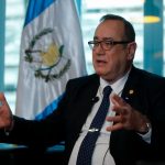 Giammattei a Petro: “Voy a dejar que el presidente Petro siga cometiendo el error de un guerrillero, pero que es poco político”