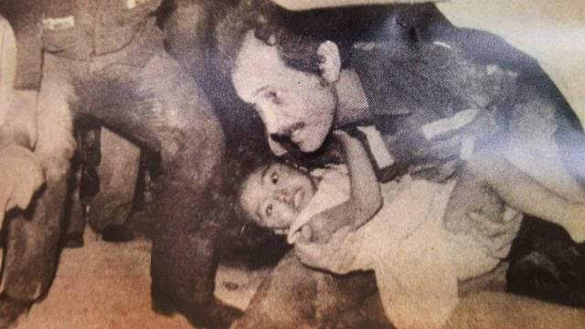 Bombero guatemalteco que se lanza de puentes y torres para regalar juguetes revela cuál fue el suceso trágico de su niñez que le inspiró