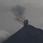 Video: Así fue la caída de relámpagos en el cráter del Volcán de Fuego (y esto dicen los expertos)