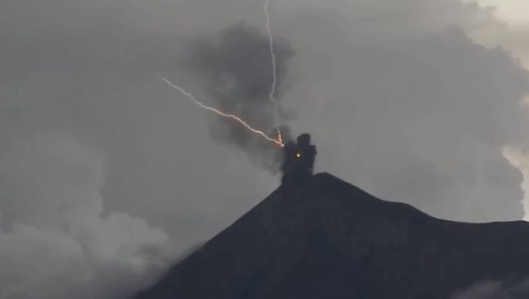 Así se ven los rayos volcánicos en el volcán de Fuego. (Foto Guatevisión: captura de pantalla)