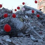 La emotiva imagen de los globos de colores en homenaje a los niños muertos por los terremotos de Turquía y Siria