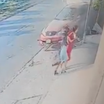 Video del instante en que auto estacionado en una banqueta es colisionado por picop descontrolado y arrolla a una mujer