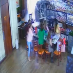 Video: momento en que vehículo choca contra restaurante en El Naranjo y embiste a un grupo de clientes