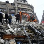 Suman más de 1 mil 500 muertos por sismo de 7.7; hay 912 víctimas en Turquía y 592 en Siria