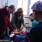“En cuanto el niño me miró, empecé a llorar”: el duro testimonio de un médico que atiende a las víctimas del terremoto en Siria