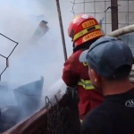 Fotogalería: bomberos y vecinos unen esfuerzos para evitar que se extendiera incendio que destruyó viviendas en Villa Nueva
