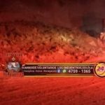 IMÁGENES: Derrumbe deja soterrada parte de un camión y el piloto es extraído con vida