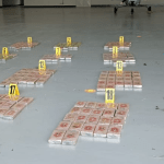 Autoridades decomisan en San Andrés, Petén, 397 paquetes de cocaína y localizan aeronave abandonada