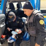 Ebrios y con un bebé: detienen a pareja que escandalizaba en la calle