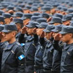 Gobierno aumenta Q600 a sueldo base de los agentes de la PNC y a otros cargos en esa institución