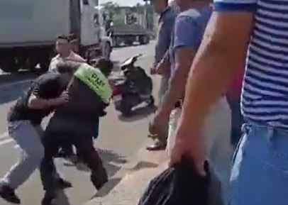 Pelea de agente de PMT y conductor de bus