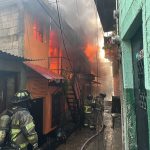 Imágenes del incendio que consume viviendas en el asentamiento El Esfuerzo