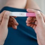 “La regla de los 3 meses”: por qué muchas mujeres esperan hasta la semana 12 para anunciar su embarazo (y cómo puede ser contraproducente)