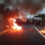 Videos: Vecinos bloquean ruta al Pacífico, en Colomba, debido a falta de energía eléctrica desde hace horas