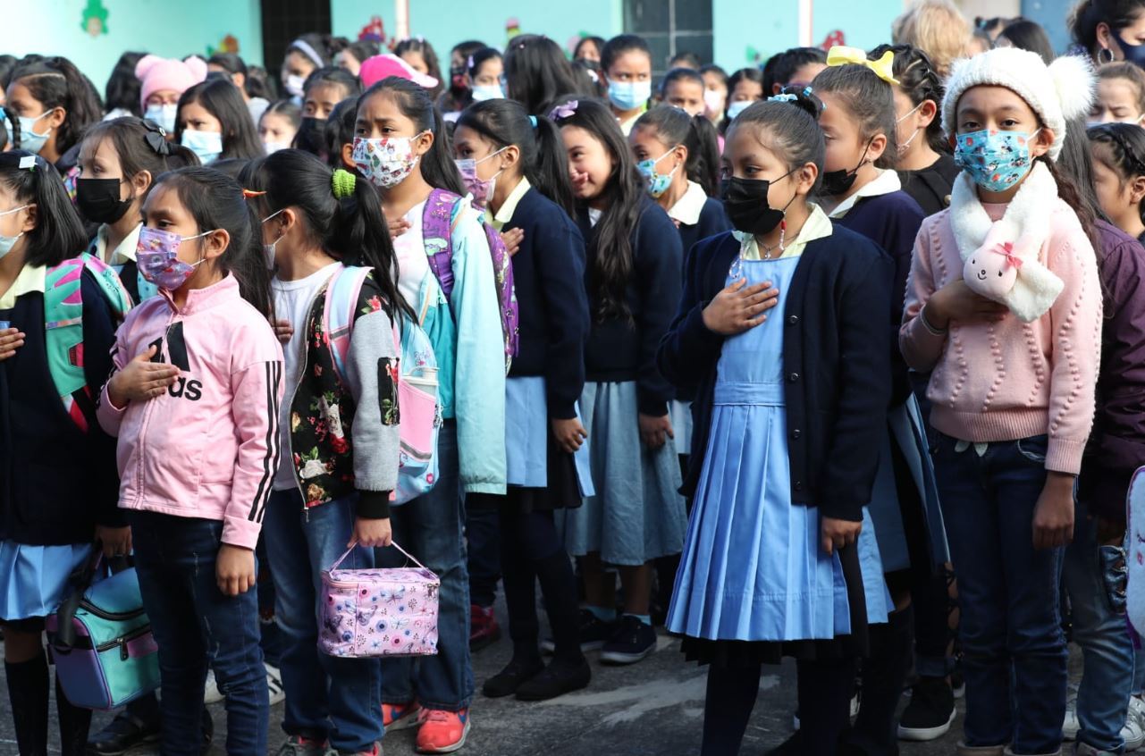 Estudiantes de escuelas e institutos del sector público vuelven a las ...