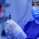 OMS: por ahora no hay a la vista una vacuna que proteja contra gripe y covid