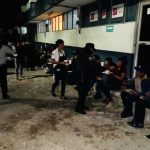 Rescatan a 22 guatemaltecos que viajaban hacinados en una camioneta que circulaba en una carretera de México