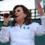 Bolsa solidaria, menos impuestos y bono para útiles: las promesas de Sandra Torres y la UNE
