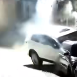 Video: vehículo descontrolado provoca fuerte colisión y derriba un poste en Antigua Guatemala