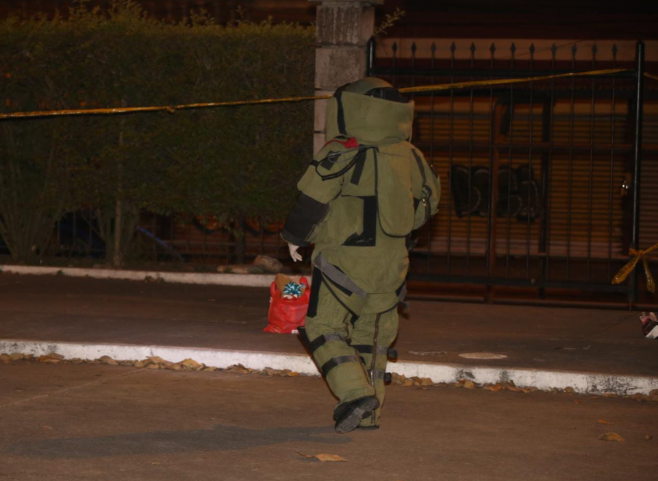 Capturan a sujeto que en una caja que simulaba un regalo transportaba artefactos explosivos