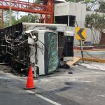 Dos camiones con fallas de frenos se accidentan y vuelcan en la autopista Palín – Escuintla