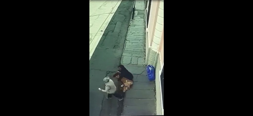 Cámara de seguridad capta agresión contra mujer de 75 años en la zona 3 de Xela