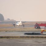 Los videos que muestran cómo una aeronave aterrizó al Aeropuerto La Aurora por presentar una falla y la atención de los bomberos con los tripulantes afectados