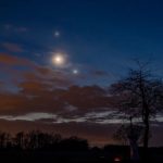 Cuándo y a qué hora se verá el “Beso Celestial”, el fenómeno astronómico en donde Júpiter y Venus se “acercan”