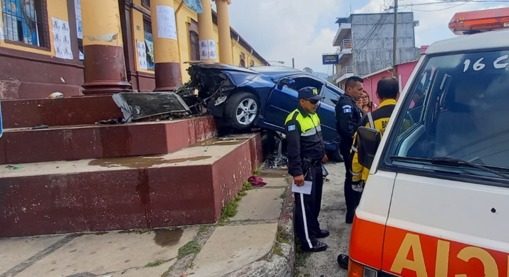 Video: instante de la fuerte colisión de un vehículo descontrolado contra unas gradas en San Marcos
