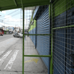 Extorsiones en Mercado la Parroquia: banderines y moñas muestran cómo vendedores son víctimas de delincuentes