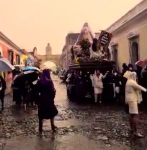 IMÁGENES: Lluvia durante procesión del Nazareno de la Dulce Mirada hace correr a cargadores en Antigua Guatemala