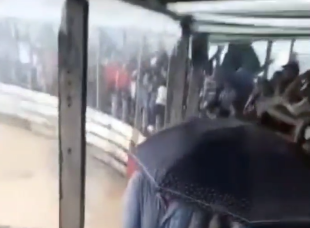 Video: instante en que fuerte viento arranca el techo de barrera de toros en actividad de feria en Suchitepéquez