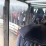 Video: instante en que fuerte viento arranca el techo de barrera de toros en actividad de feria en Suchitepéquez