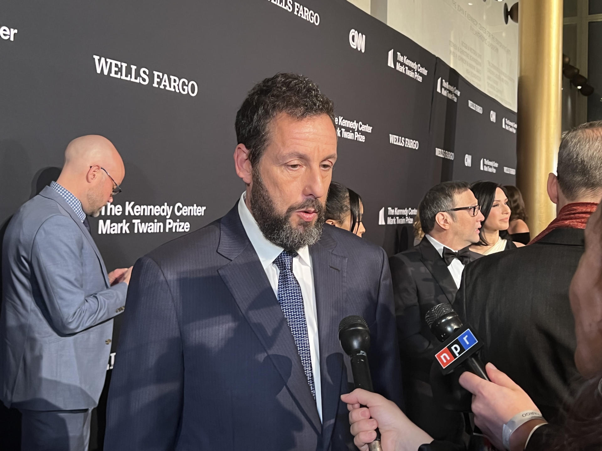 Adam Sandler recibió un galardón por su humor y fue homenajeado en Washington
