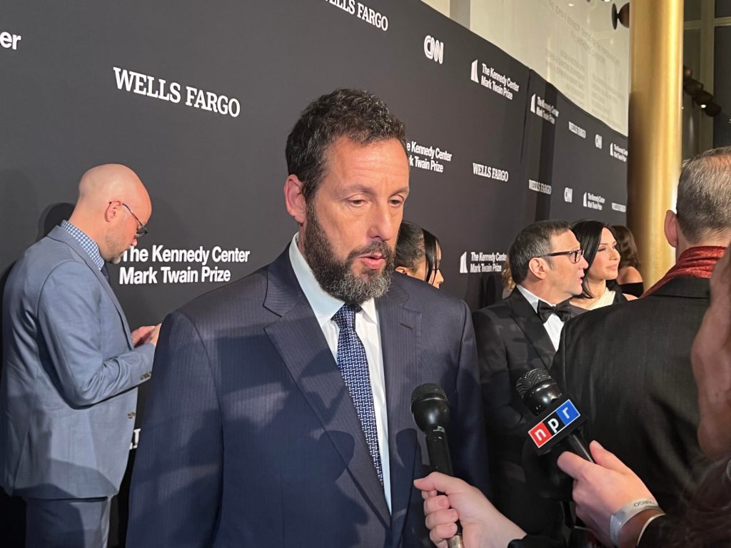 Adam Sandler recibió un galardón por su humor y fue homenajeado en Washington