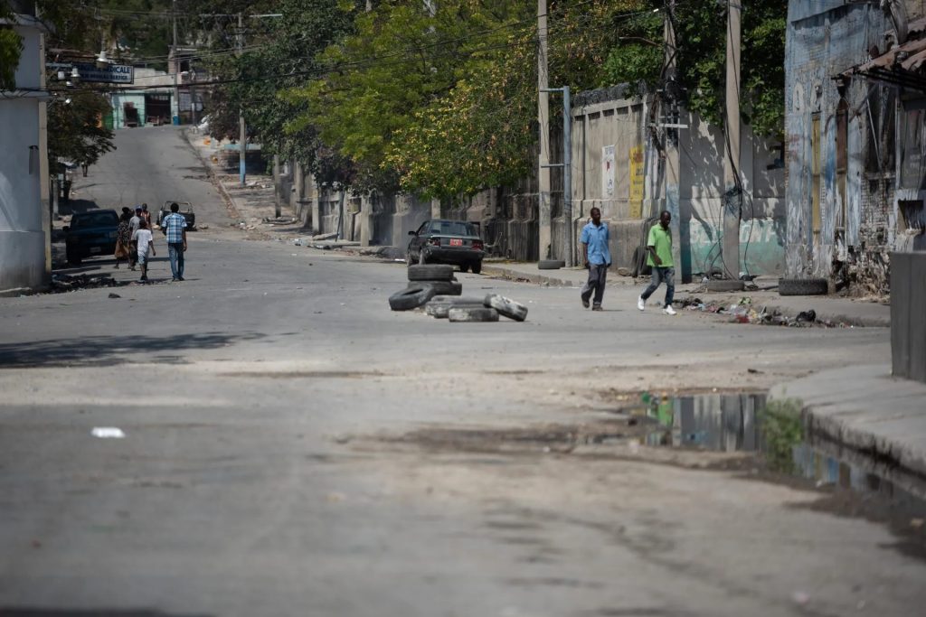 Más de 530 muertos deja enfrentamiento entre pandillas y francotiradores en Haití (la violencia y los desplazados)