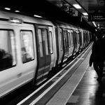 En video: La peligrosa práctica de los “surfistas” que se apodera del metro en Nueva York