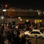 Migrantes viven horas de angustia por saber suerte de familiares tras mortal incendio en México