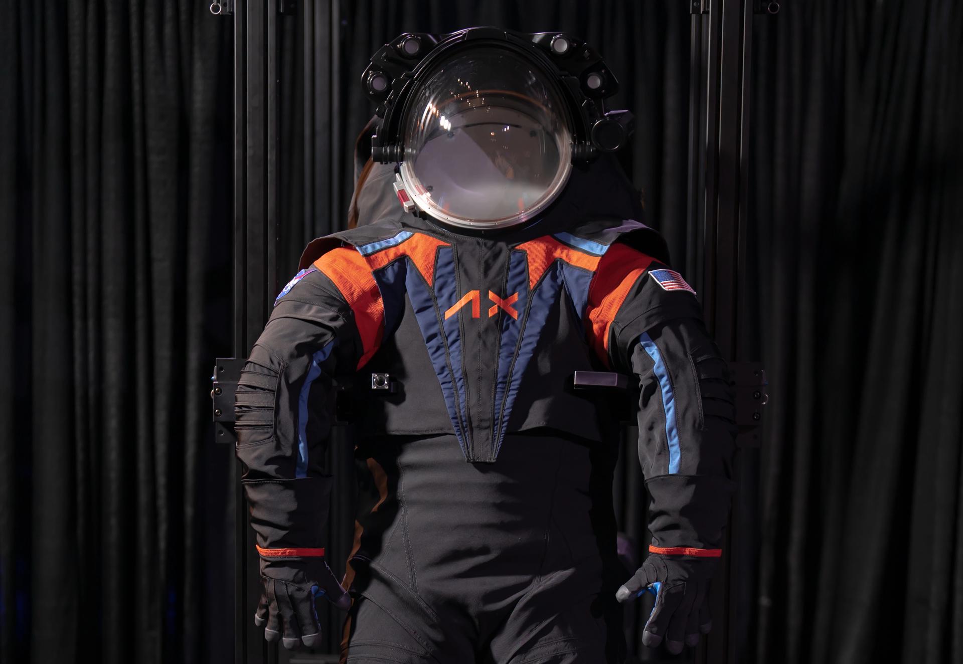 La NASA muestr un prototipo del traje espacial que se usará en la Artemis III