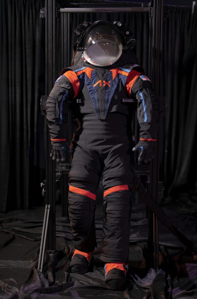 La NASA muestra un prototipo del traje espacial que se usará en la Artemis III