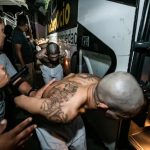 Bukele versus las pandillas: Gobierno de El Salvador expone imágenes del segundo traslado de presos a la megacárcel y las condiciones en que duermen