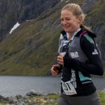 La campeona de ultramaratón descalificada por hacer parte de una prueba subida a un auto