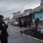 Pobladores queman dos motos en la colonia Cerro Gordo, zona 21 de la capital, tras captura de presunto delincuente